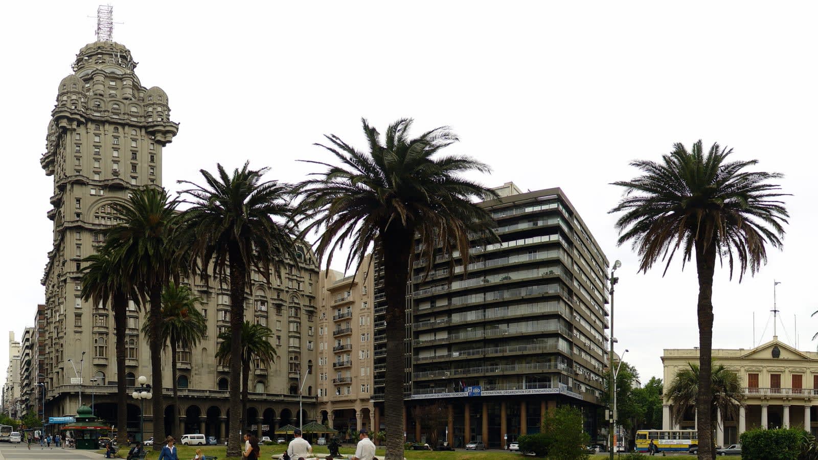 Panorámica de la Plaza Independencia de Montevideo, con el Palacio Salvo y las palmeras de la plaza