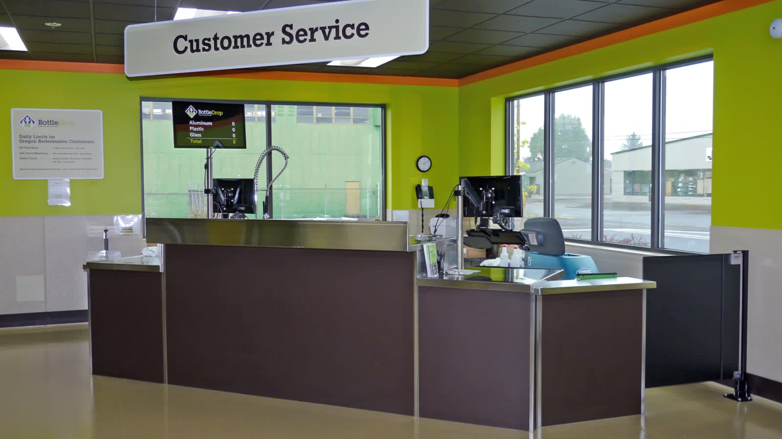 Mostrador de atención al cliente vacío con un cartel que dice «Customer Service» sobre el puesto