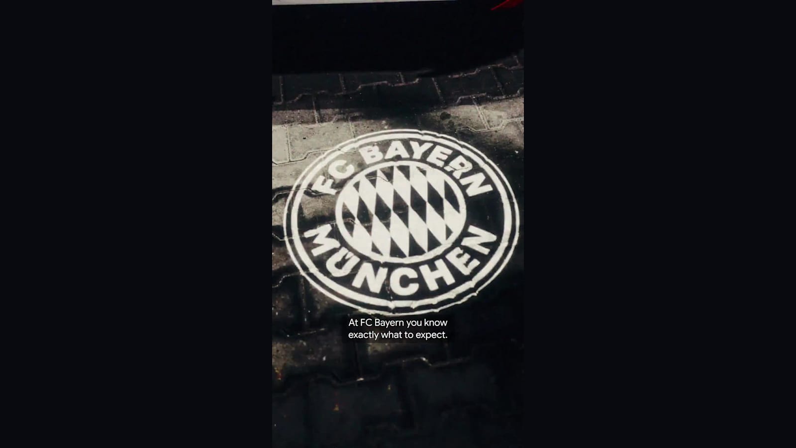 Escudo del FC Bayern de Múnich proyectado sobre el suelo empedrado, fotograma del vídeo con el que el club anunció su acuerdo con Google