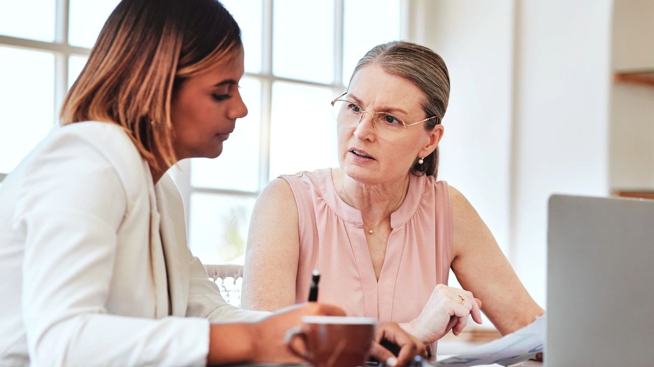 Manager coaching an employee with a performance plan