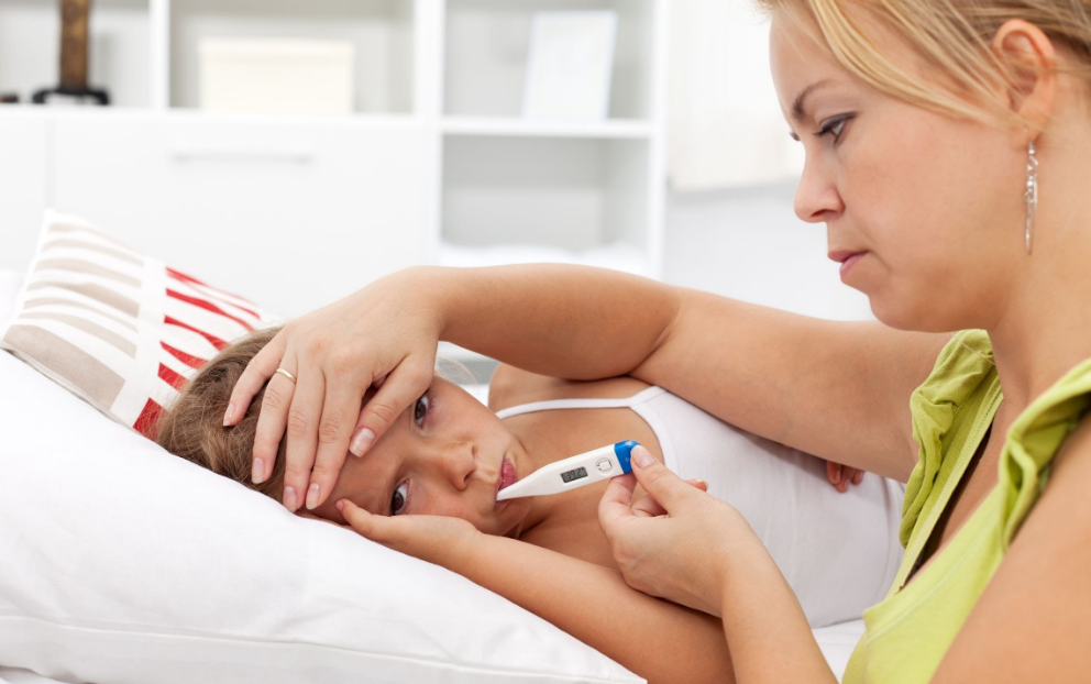 Болит живот и температура у ребенка