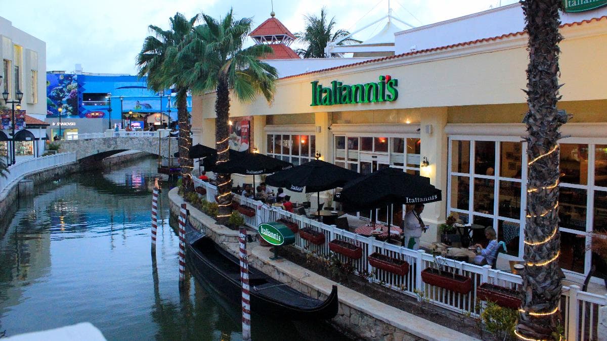 La Isla shopping center in Cancun