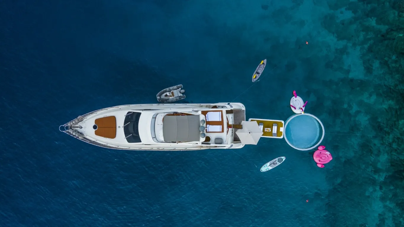Efe 01 (Azimut Fly 62) — Göcek tekne kiralama
