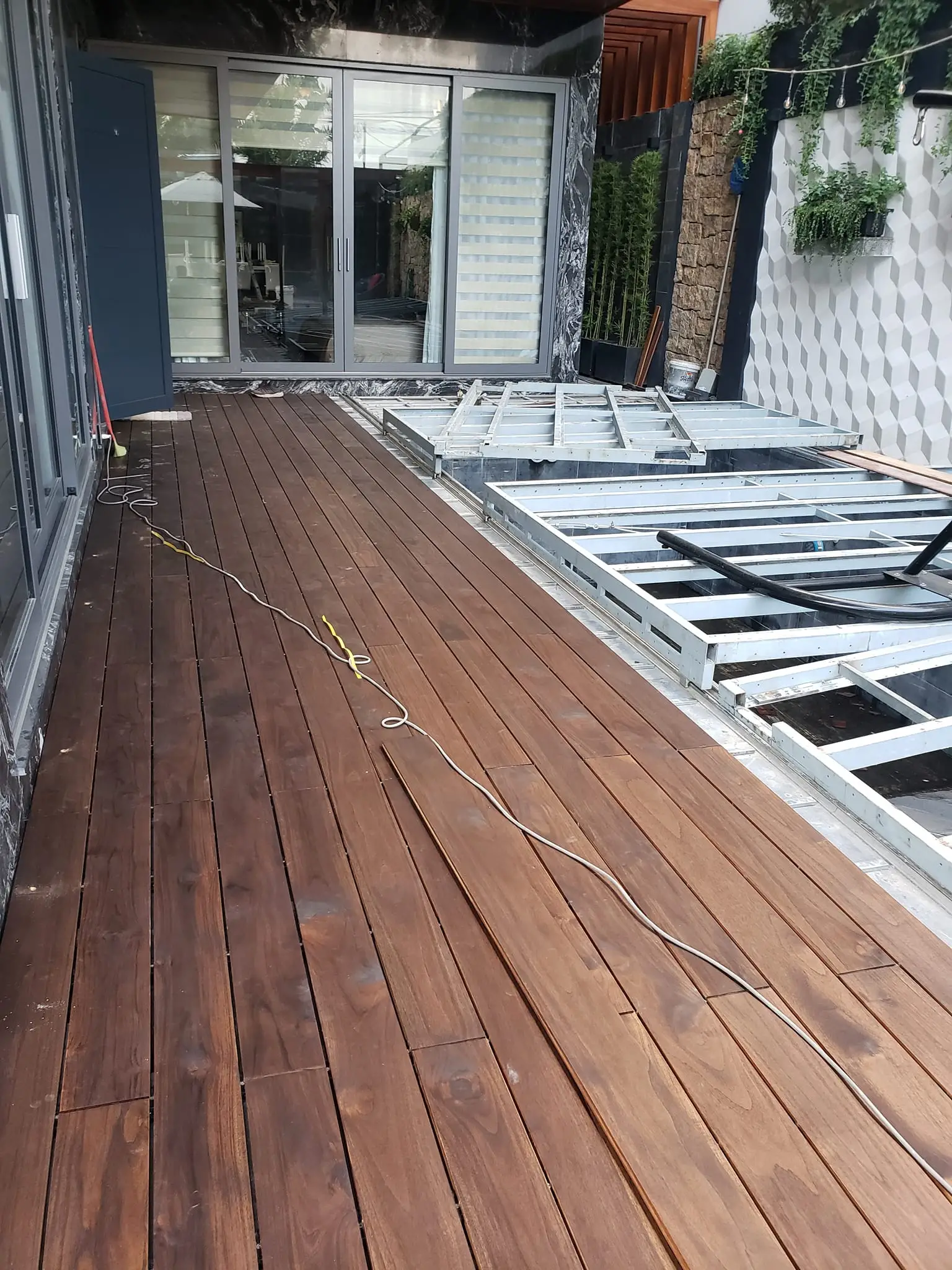 Sàn gỗ biến tính: Sự kết hợp hoàn hảo giữa tính năng và thẩm mỹ trong không gian ngoài trời