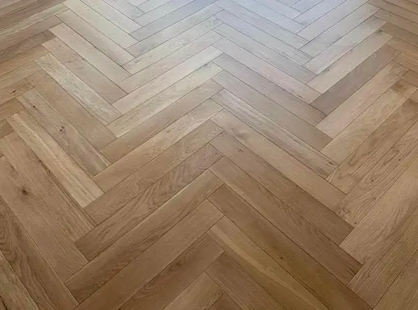 Tính Thẩm Mỹ Và Thiết Kế Linh Hoạt Của Sàn Gỗ Xương Cá Plywood Sồi