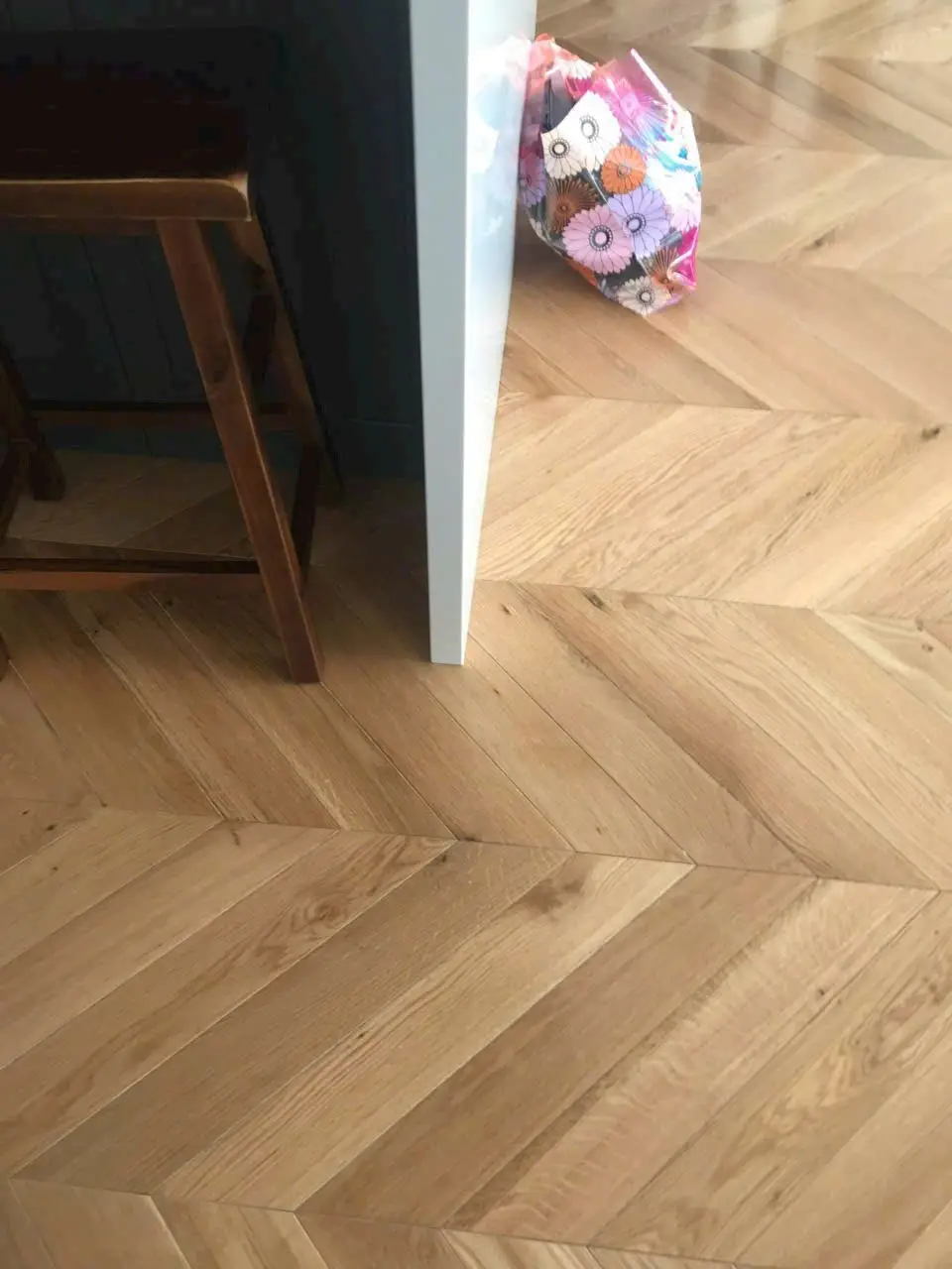 Tính Thẩm Mỹ Và Thiết Kế Linh Hoạt Của Sàn Gỗ Xương Cá Plywood Sồi