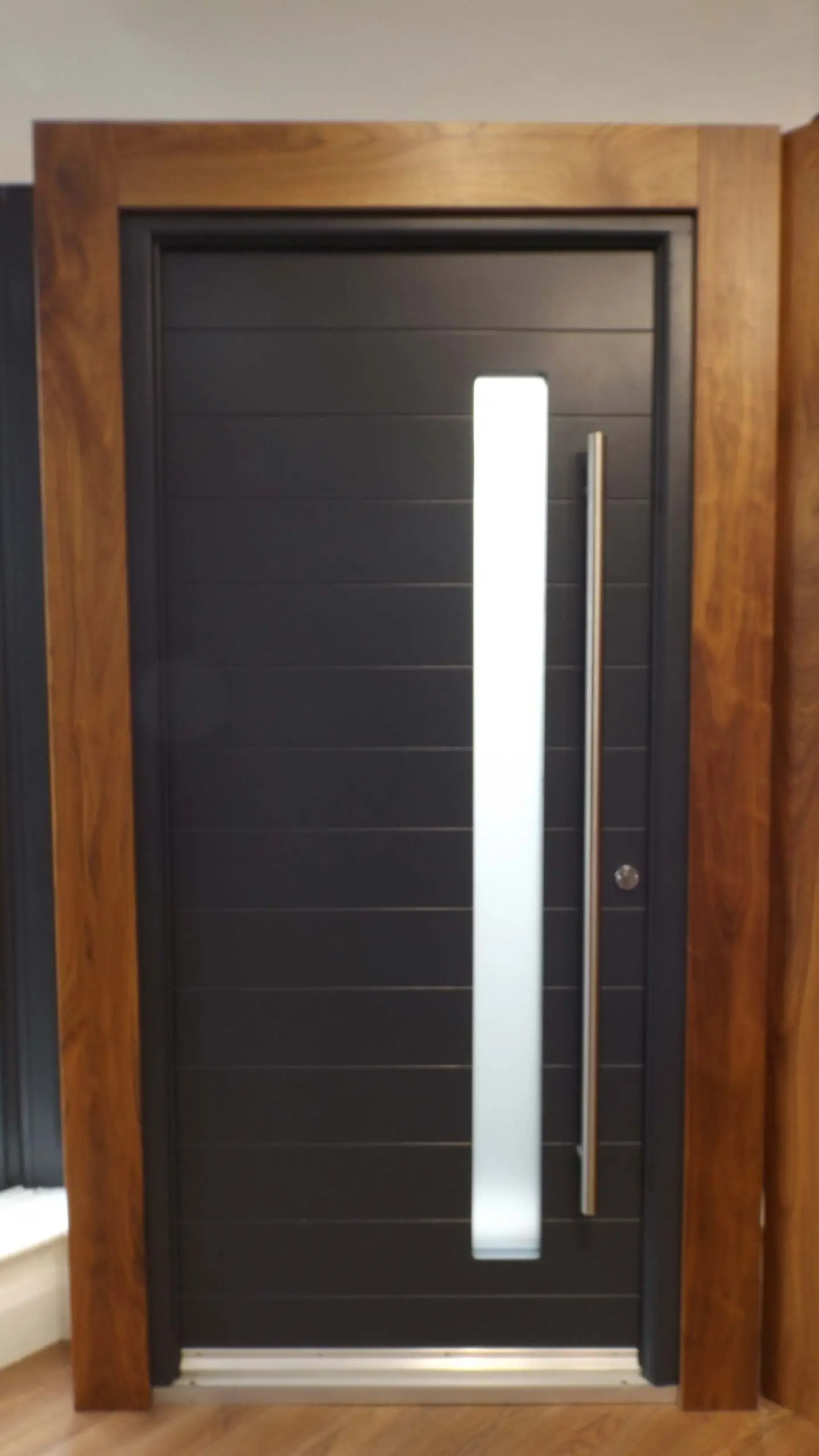 Cửa gỗ tự nhiên sử dụng gỗ biến tính - Lợi ích và ứng dụng