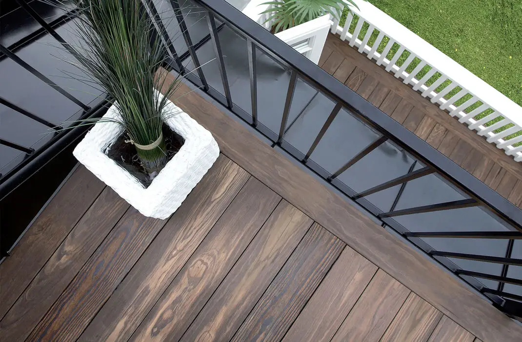 Sàn gỗ biến tính ngoài trời: Tạo điểm nhấn độc đáo cho khu vực tiếp khách