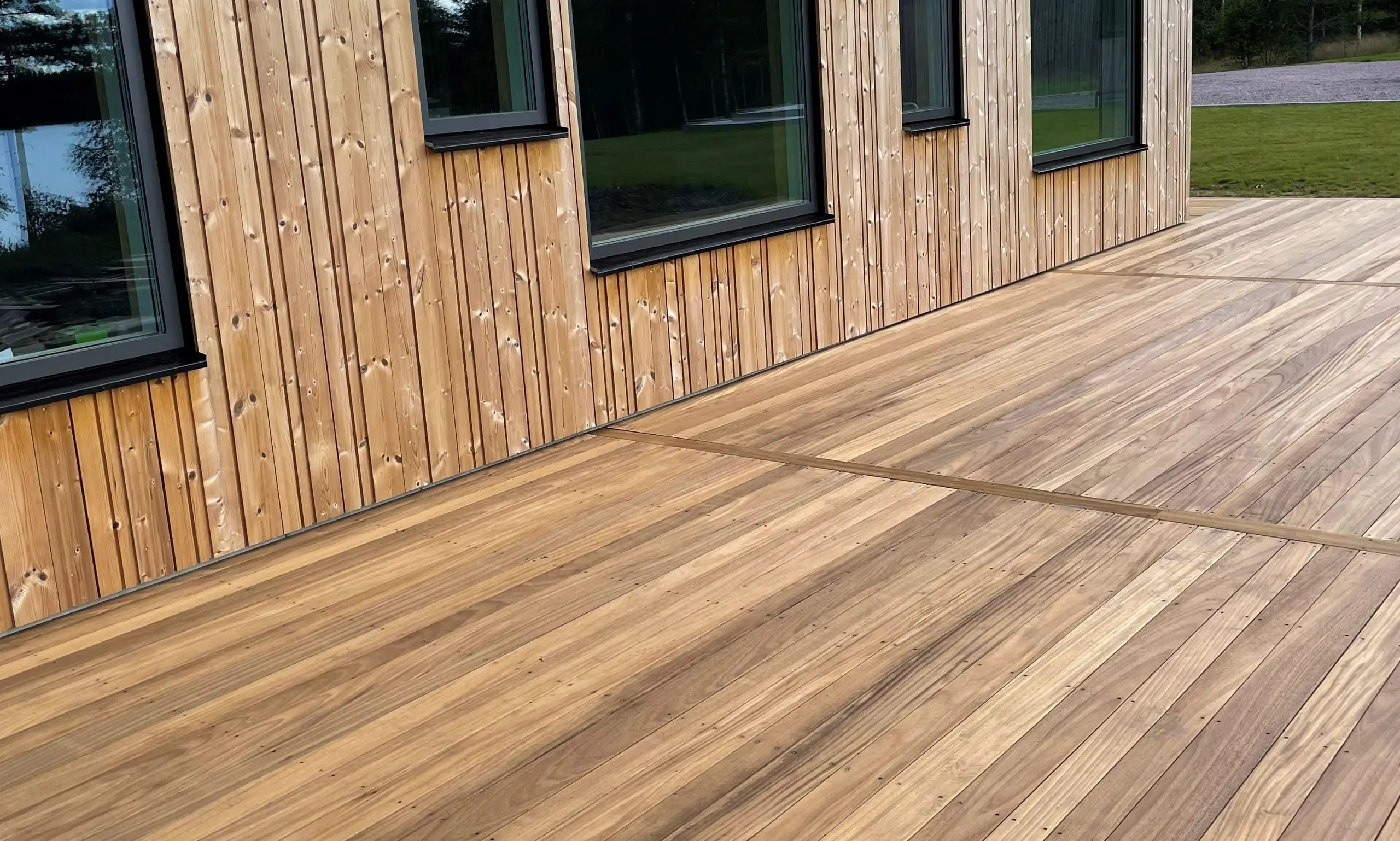 Sàn gỗ Thông biến tính chống tia UV TP.HCM: Bảo vệ và sự thịnh vượng cho không gian của bạn