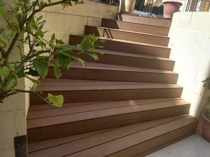Gỗ biến tính trong thi công cầu thang gỗ ngoài trời