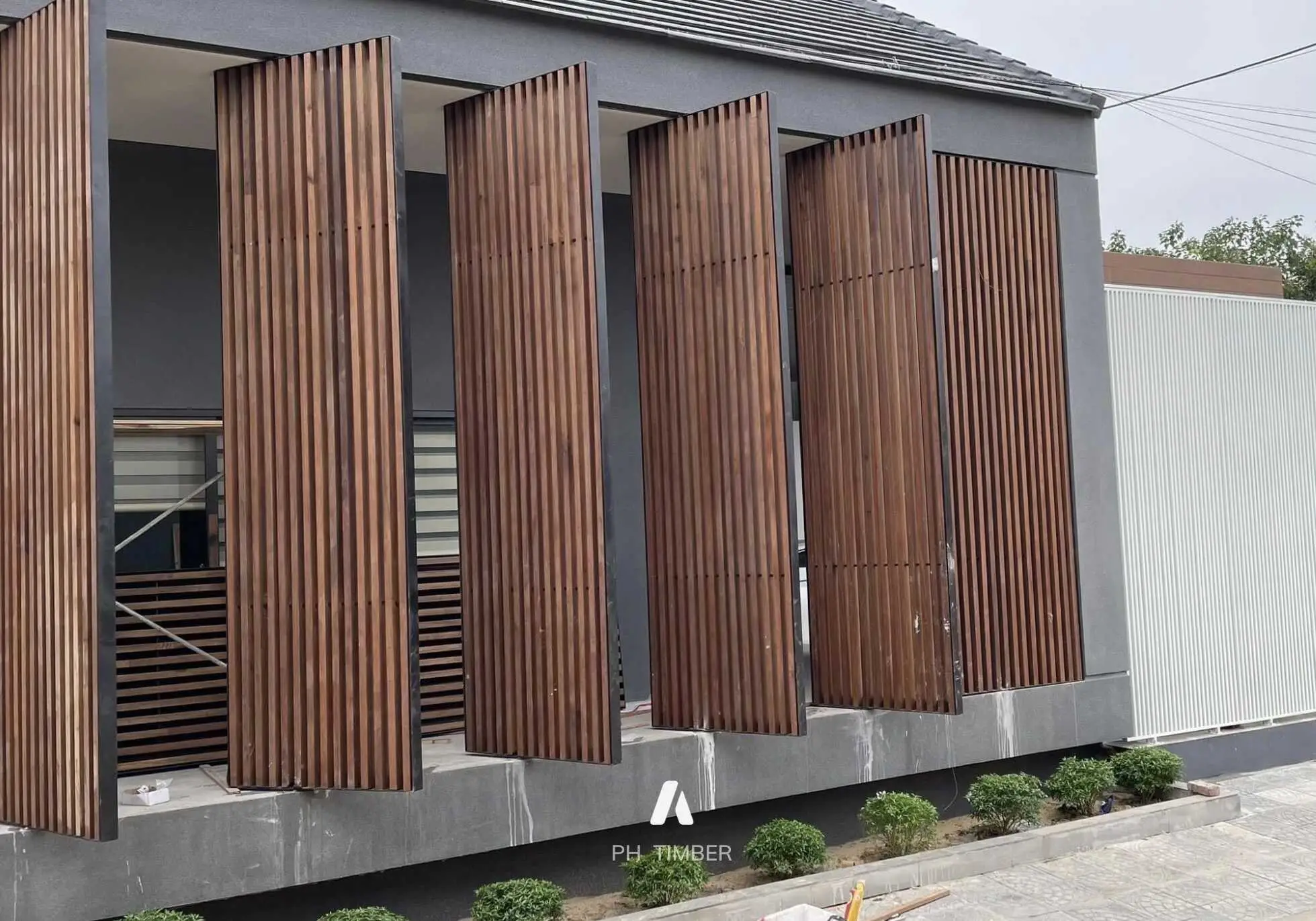 Báo giá cửa gỗ Teak: Tìm hiểu về loại gỗ quý này