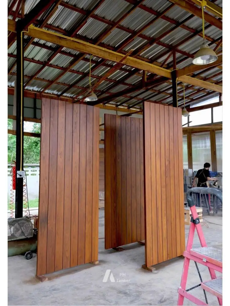 Báo giá cửa gỗ Teak: Tìm hiểu về loại gỗ quý này