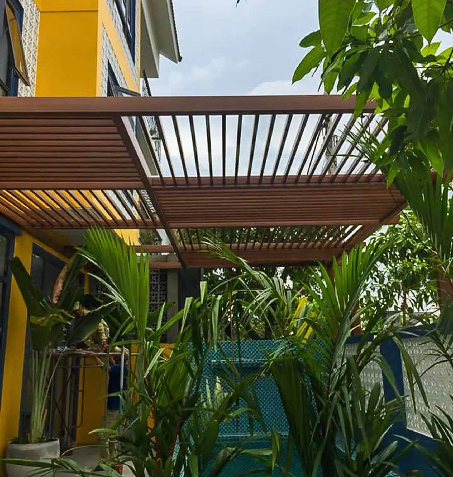 Trụ pegola gỗ nhựa: Giải pháp bền đẹp cho không gian ngoài trời của bạn
