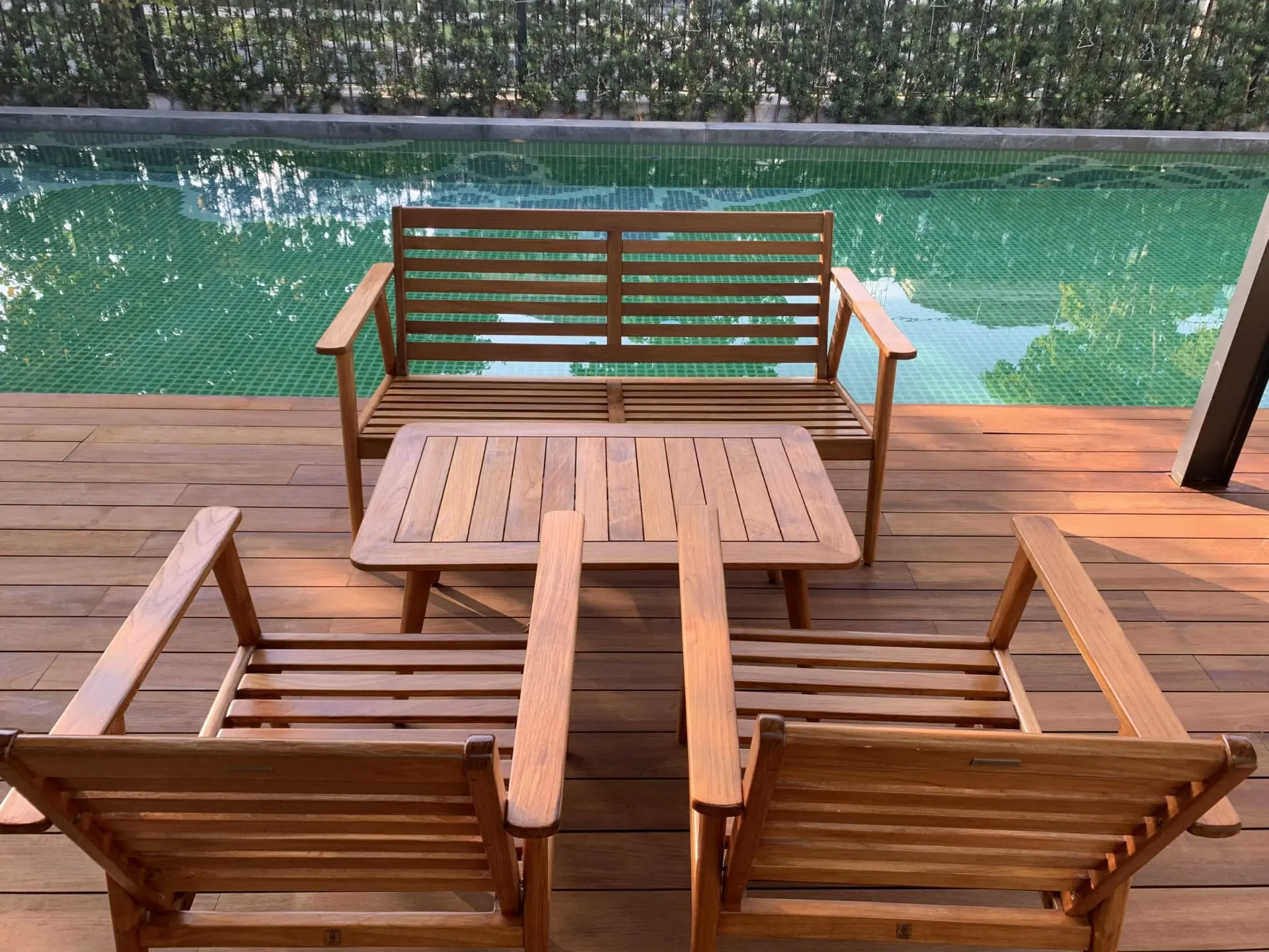 Nhà cung cấp gỗ teak: Tìm hiểu về loại gỗ quý và ứng dụng ngoài trời