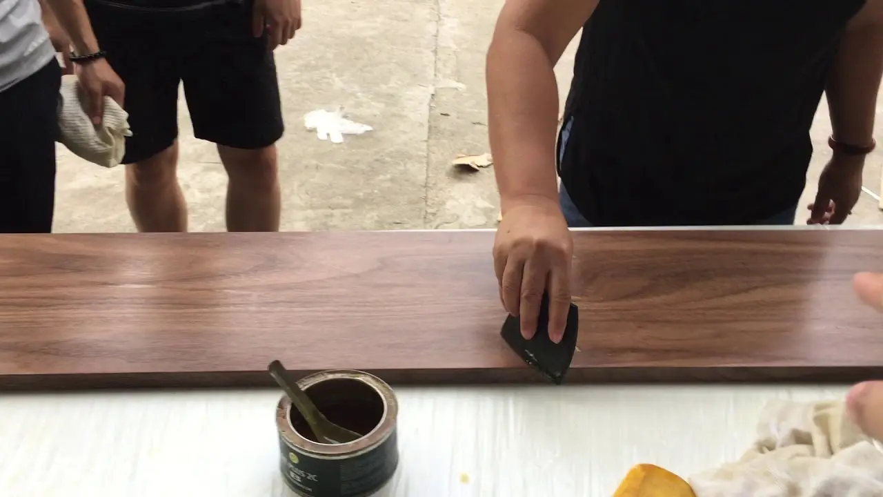 Dầu lau gỗ tự nhiên không làm biến đổi màu sắc gỗ Dầu lau gỗ tự nhiên không làm biến đổi màu sắc gỗ