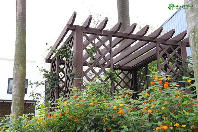 Pergola gỗ nhựa - Giải pháp thẩm mỹ và bền vững cho không gian ngoại thất hiện đại