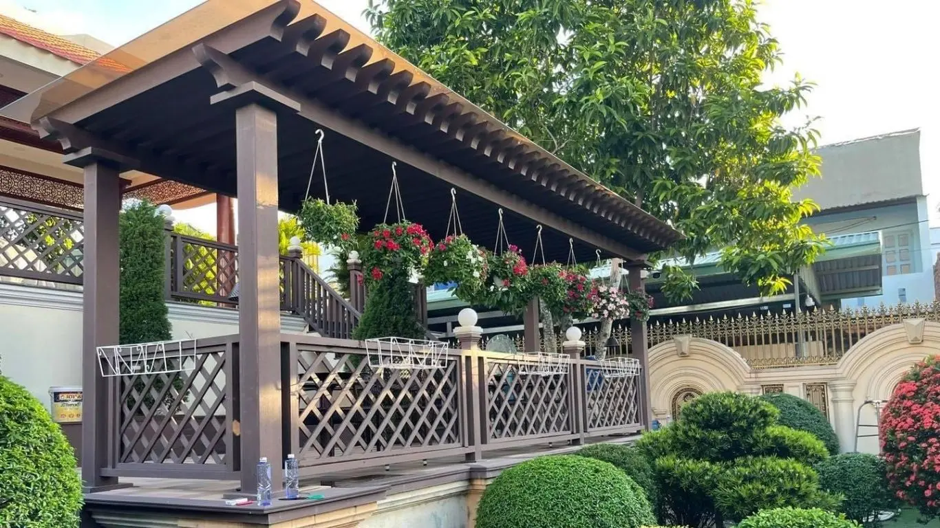 Pergola gỗ nhựa - Giải pháp thẩm mỹ và bền vững cho không gian ngoại thất hiện đại Pergola gỗ nhựa - Giải pháp thẩm mỹ và bền vững cho không gian ngoại thất hiện đại