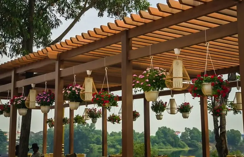 Pergola gỗ nhựa - Giải pháp thẩm mỹ và bền vững cho không gian ngoại thất hiện đại