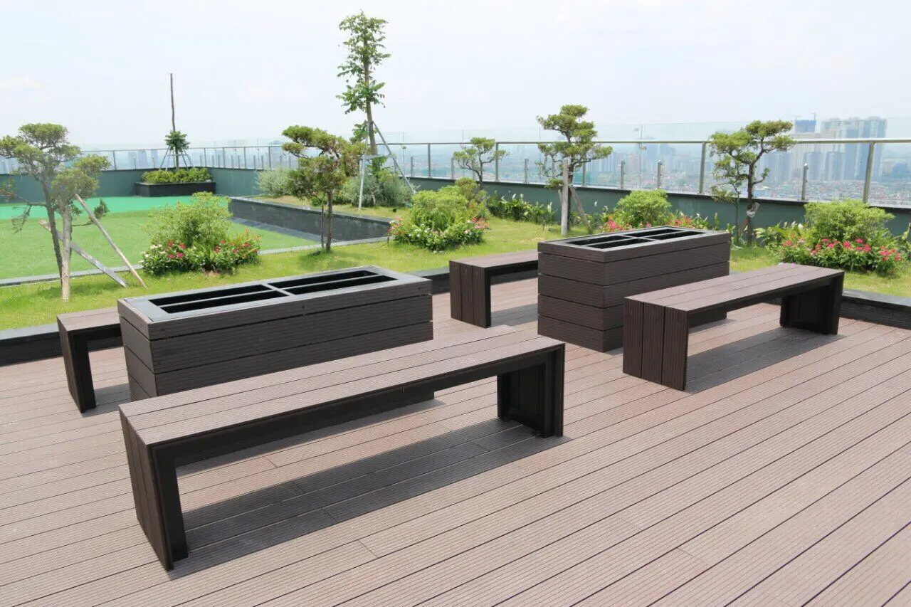 Bàn ghế gỗ nhựa ngoài trời – Giải pháp hoàn hảo cho không gian ngoại thất bền đẹp và thân thiện môi trường