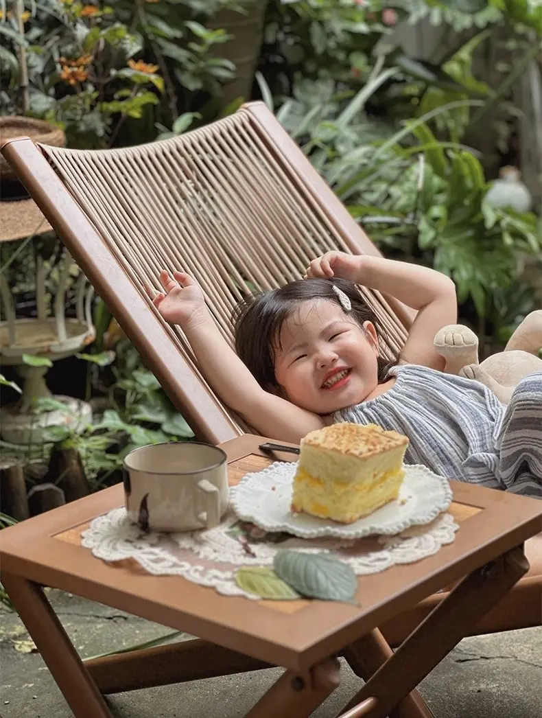 Ghế tựa ban công thư giãn kèm gối tựa lưng Ghế tựa ban công thư giãn kèm gối tựa lưng