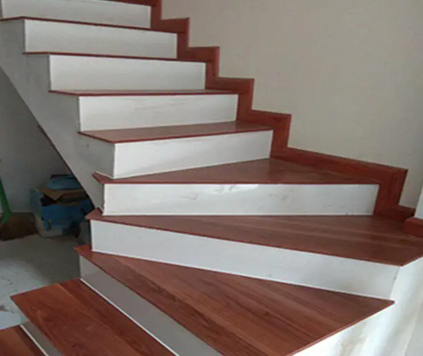 Bậc Cầu Thang Gỗ Tự Nhiên - Sự Kết Hợp Hoàn Hảo Giữa Thẩm Mỹ và Độ Bền Trong Ngôi Nhà Hiện Đại