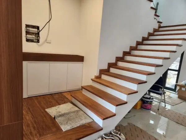 Bậc Cầu Thang Gỗ Tự Nhiên - Sự Kết Hợp Hoàn Hảo Giữa Thẩm Mỹ và Độ Bền Trong Ngôi Nhà Hiện Đại