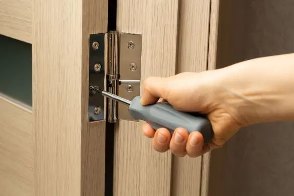 Hướng Dẫn Tháo Bản Lề Cửa Nhôm An Toàn Tại Nhà