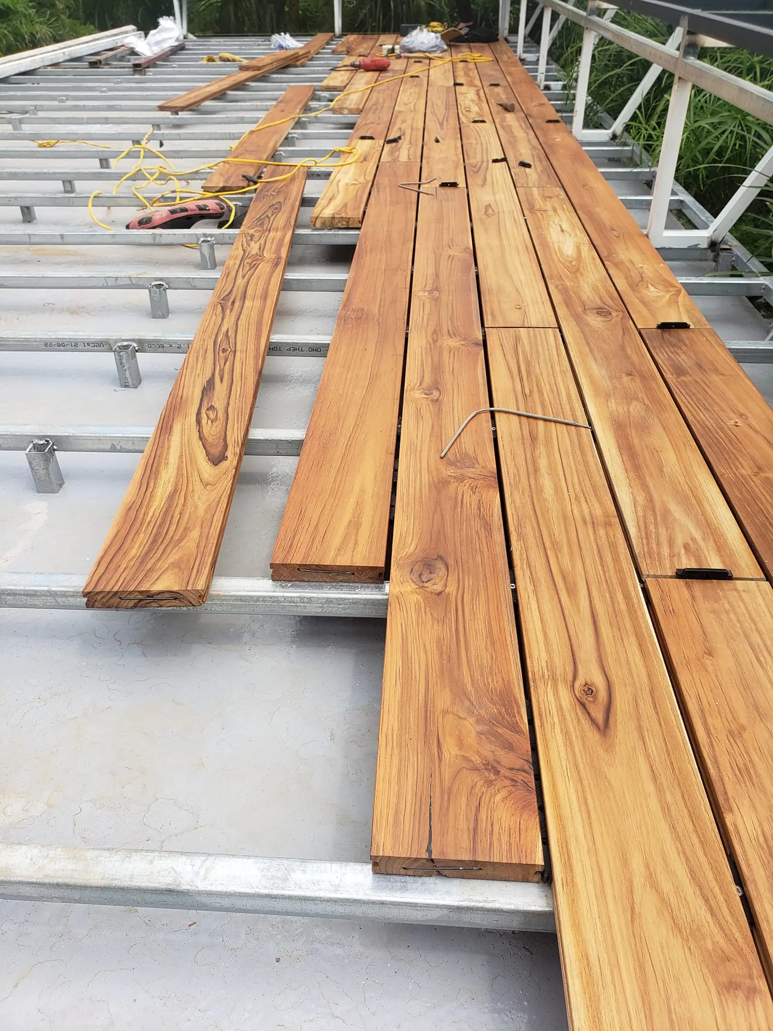 Sàn Gỗ Teak Ngoài Trời Lựa Chọn Hoàn Hảo Cho Không Gian Sống Đẹp và Bền Bỉ
