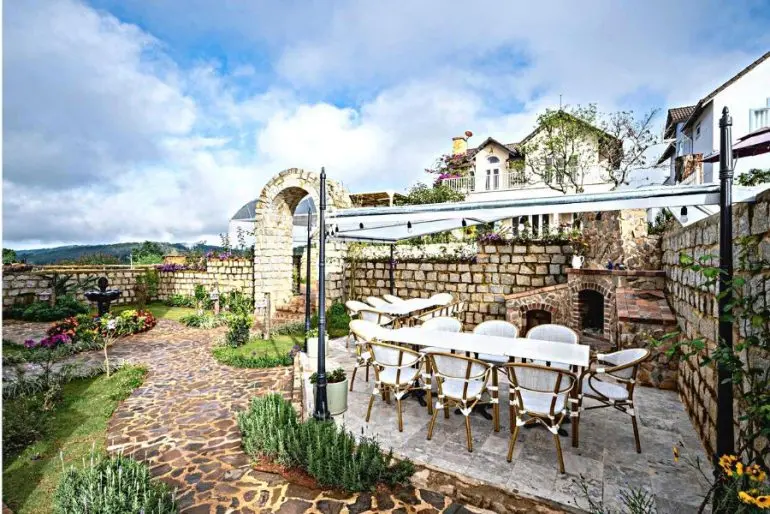 Hướng Dẫn Lựa Chọn Bàn Ghế Cafe Sân Vườn Độc Đáo Cho Quán Cà Phê Mới