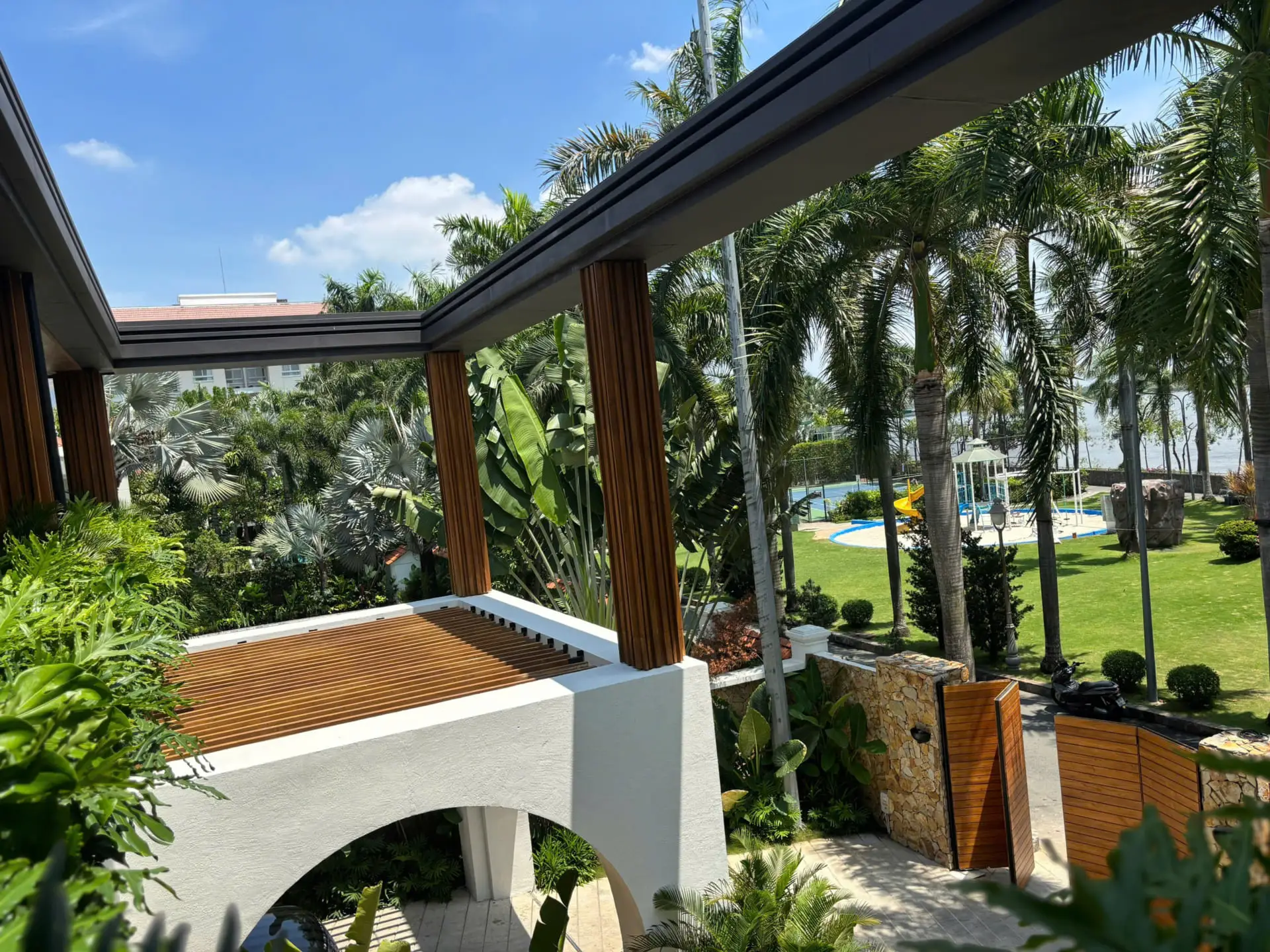 Sàn Gỗ CQ Lắp Đặt Gỗ Teak Ngoài Trời Tại Biệt Thự An Phú Từ Tháng 11 Năm 2024