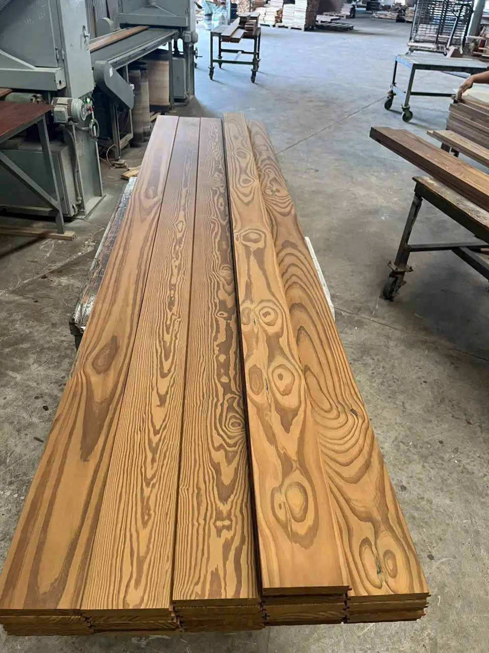 Gỗ Thông Biến Tính: Ứng Dụng, Ưu Điểm và Phương Pháp Xử Lý