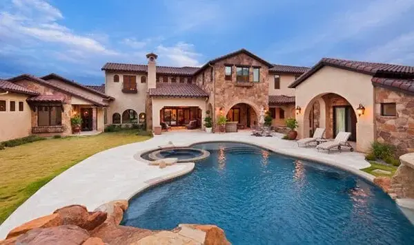 Khám Phá Top 10 Biệt Thự Sang Trọng Với Thiết Kế Hồ Bơi Ấn Tượng