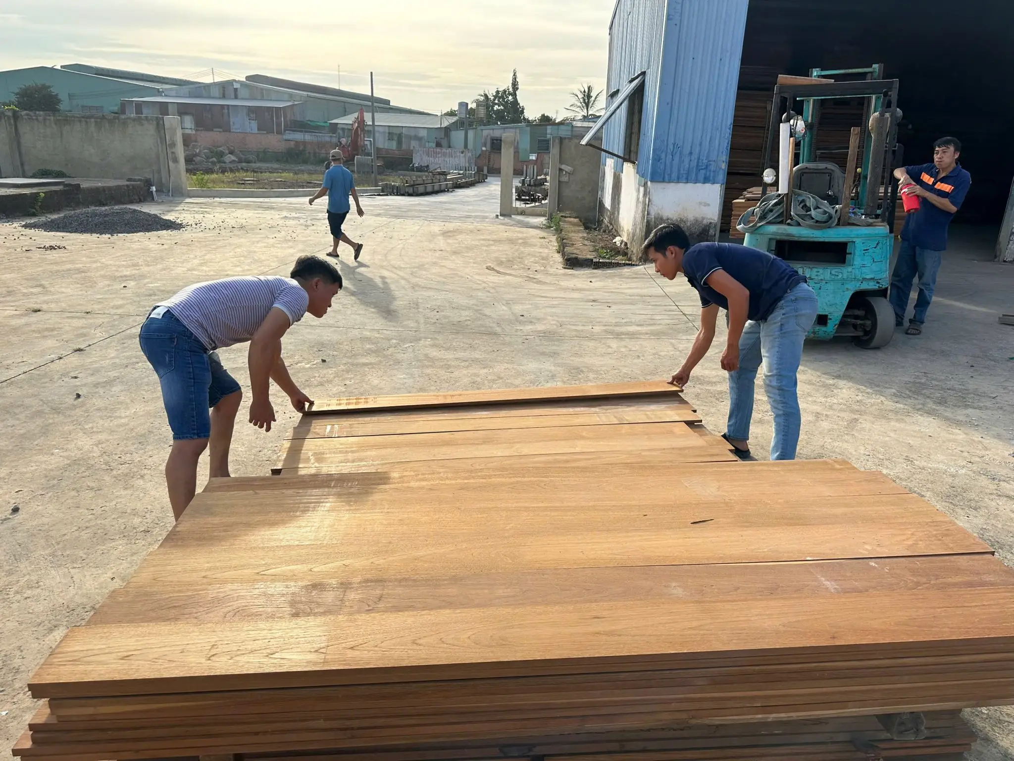 Gỗ Teak ngoài trời chất lượng ưu việt