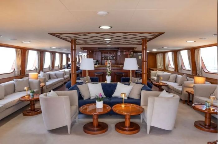 Lounge & Dining Area