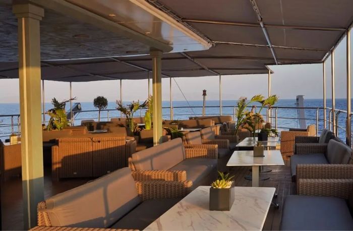 Vonkajší bar a lounge