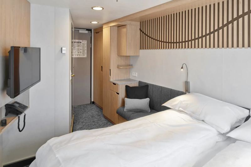 Polar Inside - Twin on middle or promenade deck