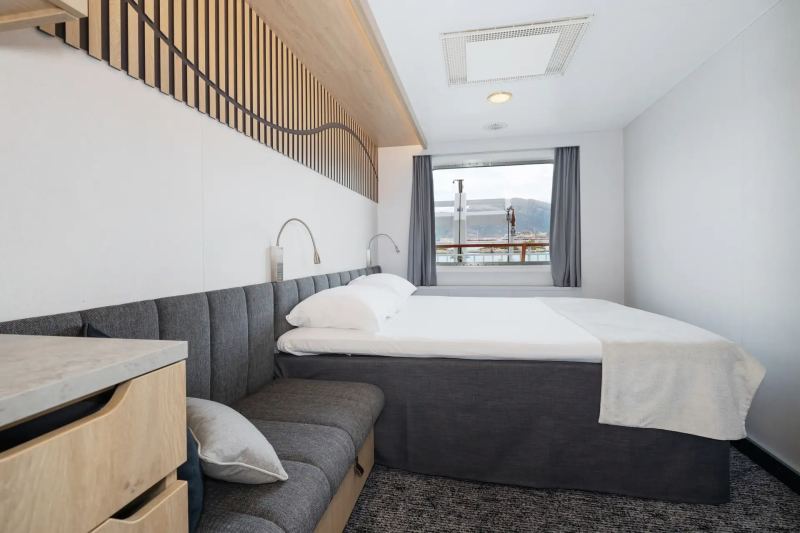 Polar Outside - Twin on middle or promenade deck with window (restricted view)