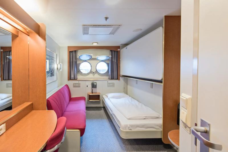 Polar Outside - Triple on lower deck with window