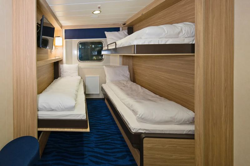 Polar Outside - Triple on lower deck with window