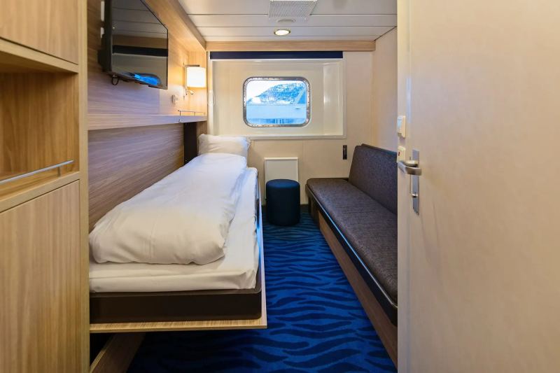 Polar Outside - Twin on upper deck with window