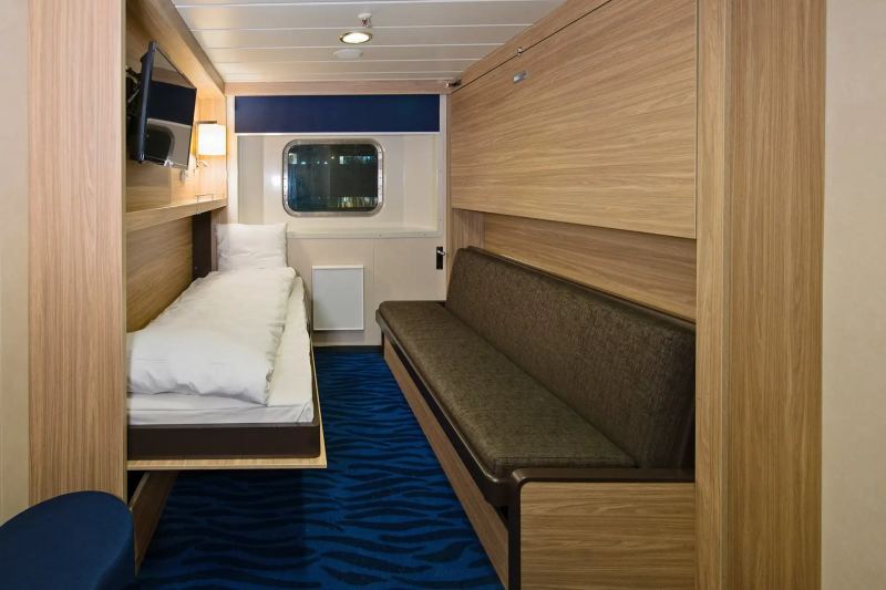 Polar Outside - Triple on lower deck with window