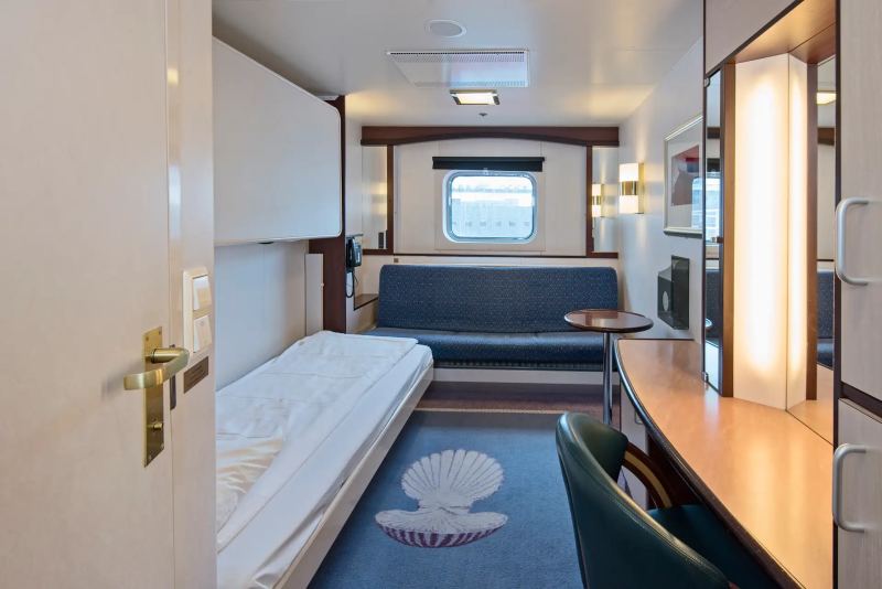 Polar Outside - Twin bunk beds on middle deck with window