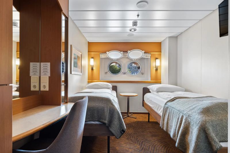 Polar Outside - Twin on lower deck with porthole