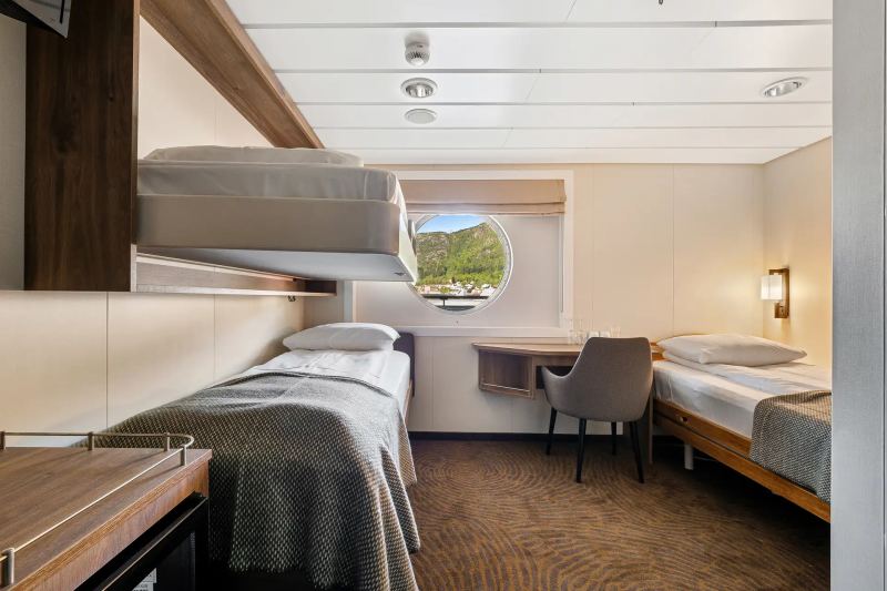 Arctic Superior - Accessible triple on middle deck with window