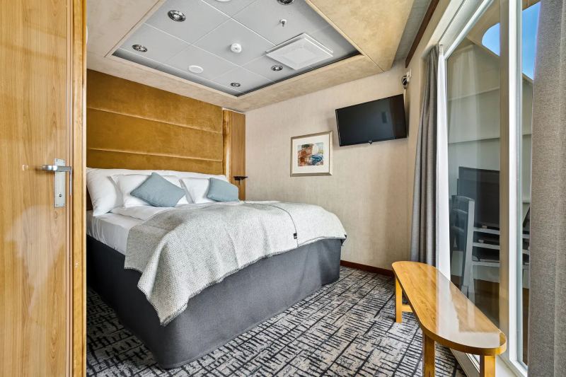 Expedition Suite - Owners' Suite on upper deck with balcony