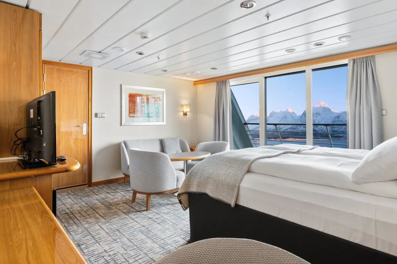 Expedition Suite - Suite on middle deck with balcony