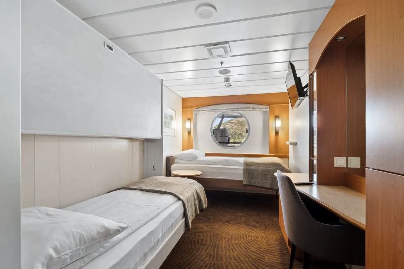 Polar Outside - Triple on middle deck with window (restricted view)
