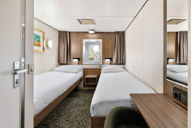 Polar Outside - Twin on lower or upper deck with window (restricted view)
