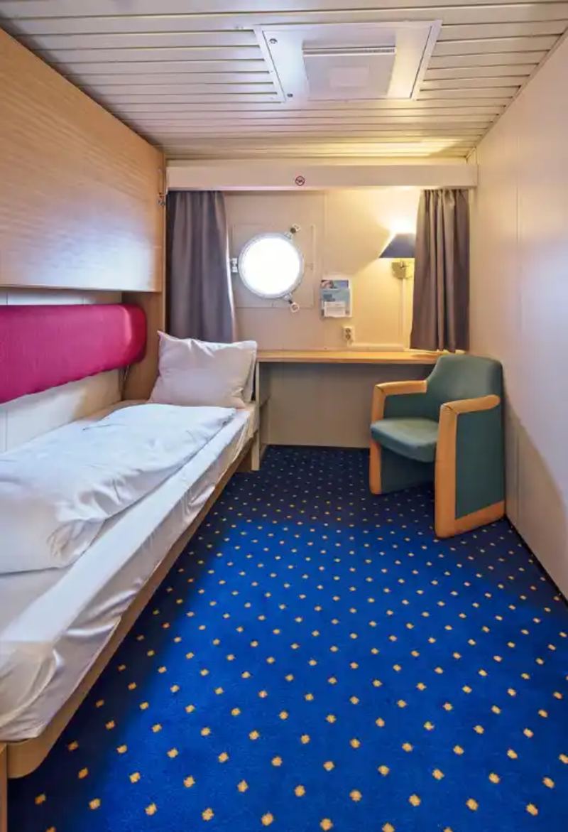 Polar Outside - Twin on lower deck with porthole