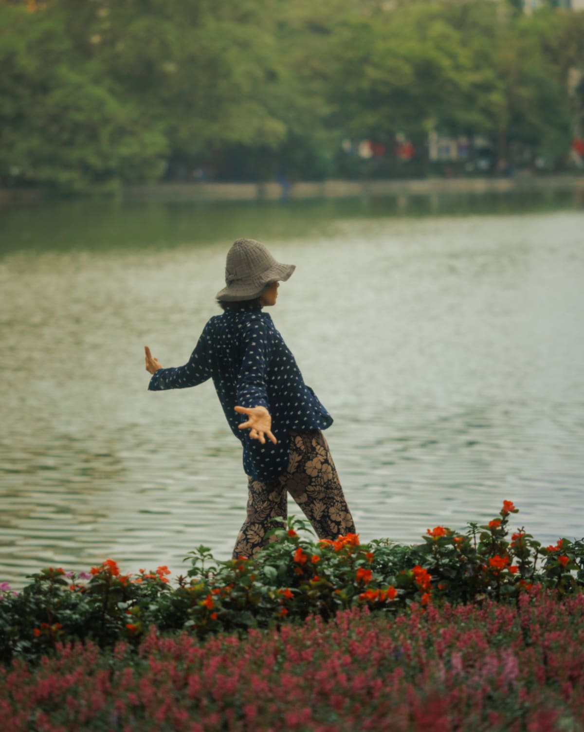 tai chi by hoan kiem lake — Jimmy Ky